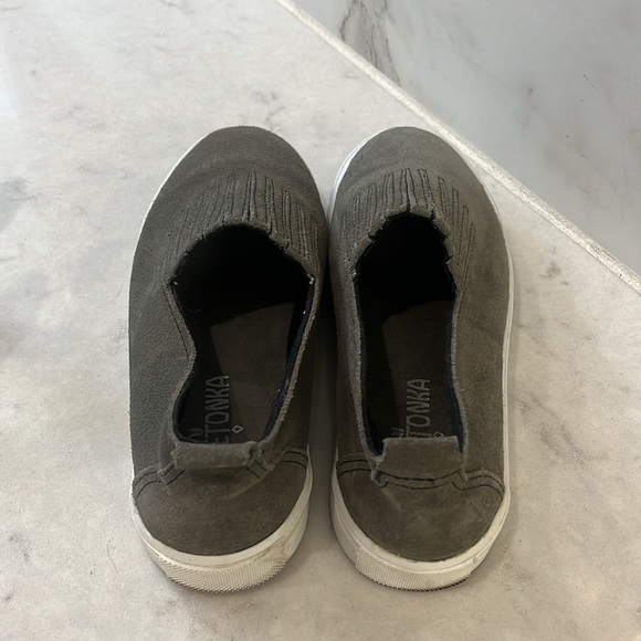 MINNETONKA WOMEN'S GABI SLIP-ON SHOES - ROUND TOE - olive - size 5 - Picture 4 of 4